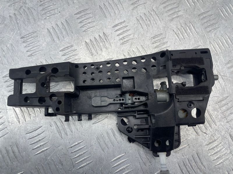 Кронштейн ручки 4M0837885A Audi Q7