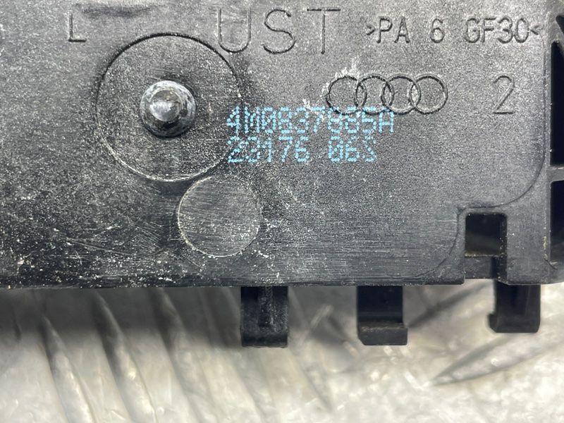 Кронштейн ручки 4M0837885A Audi Q7