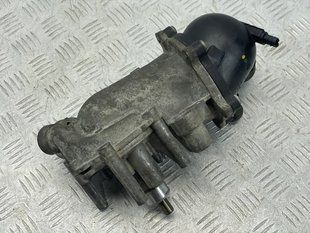 Помпа водяная с корпусом термостата 079121013J Audi S8