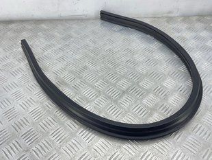 Уплотнитель водоотводящего короба под капотом 4K0823723A Audi A6