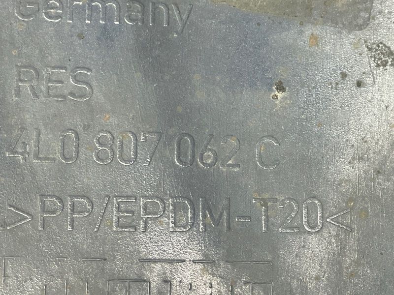 Спойлер переднего бампера 4L0807062C Audi Q7