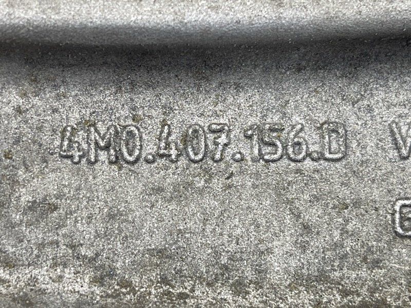 Важіль передньої підвіски несучий нижній 4M0407156D Audi Q7