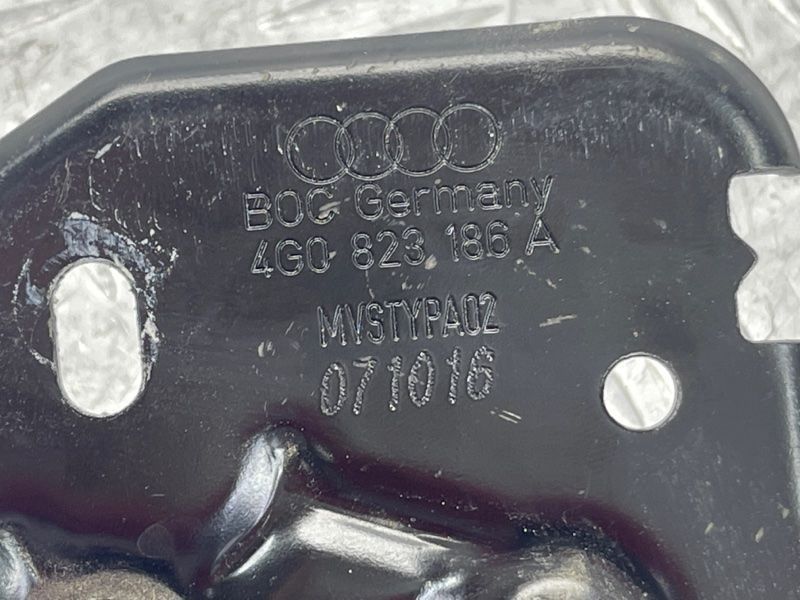 Скоба замка капоту 4G0823186A Audi A6