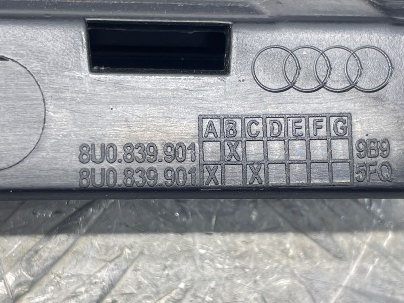 Накладка двери 8U083990 Audi Q3