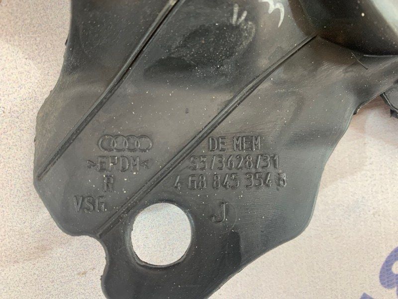 Гумовий ущільнювач 4G8845354B Audi A7