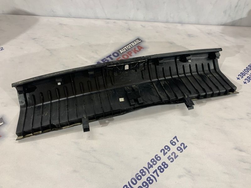 Накладка багажника 561863459 Volkswagen Passat