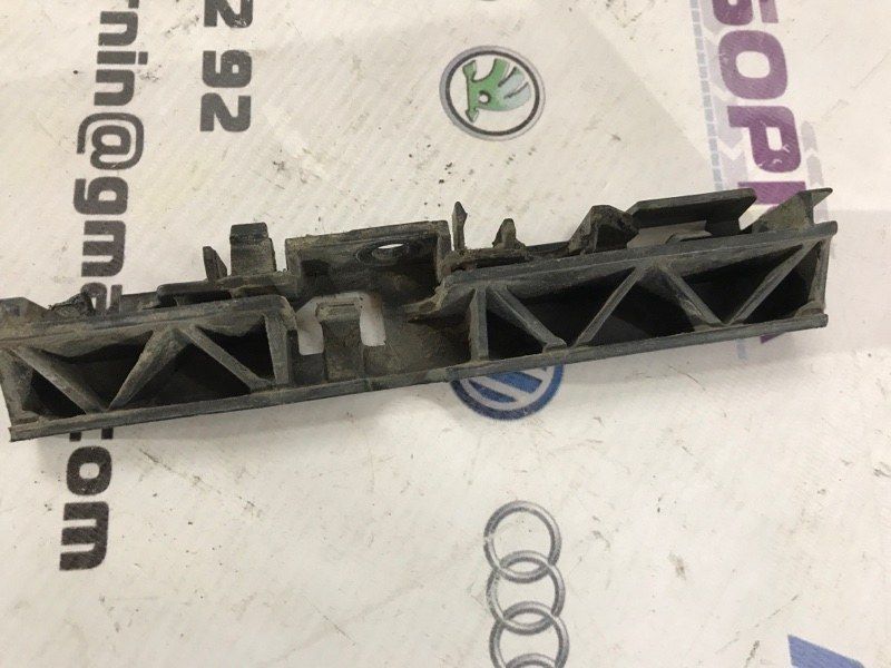 Кронштейн порогу 4G0853921B Audi A6