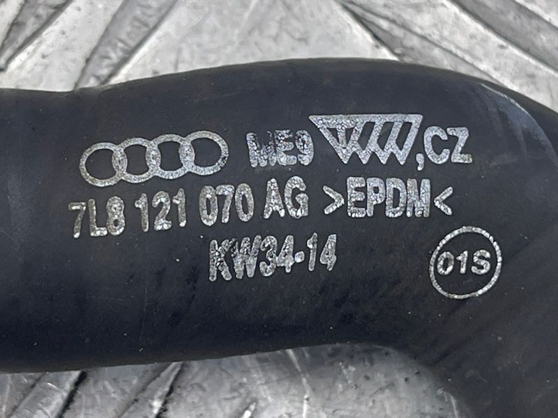 Патрубок системи охолодження 7L8121070AG Audi Q7