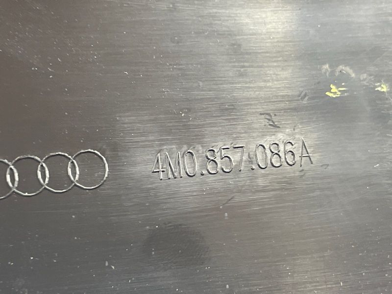 Заглушка торпедо 4M0857086A4PK Audi Q7