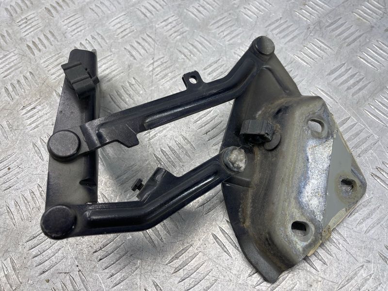 Петля капота 7L6823302A Volkswagen Touareg