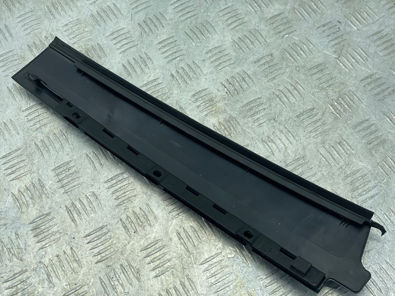 Накладка двери 8U083990 Audi Q3