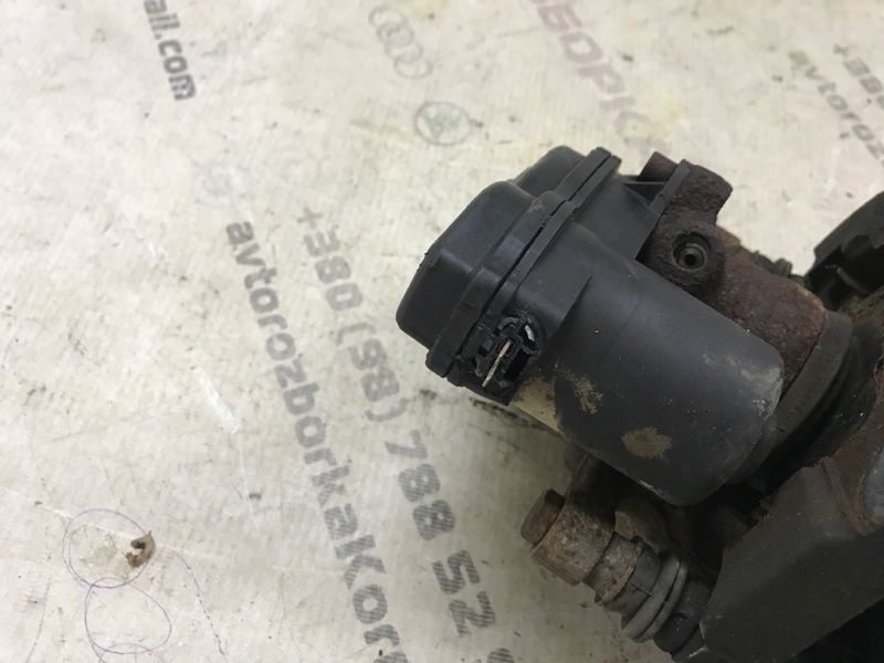 Супорт гальмівний 8K0615403E Audi A4