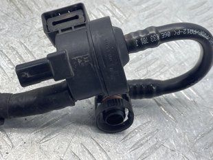 З'єднувальна трубка з клапаном адсорбера 06E133781J Audi Q7