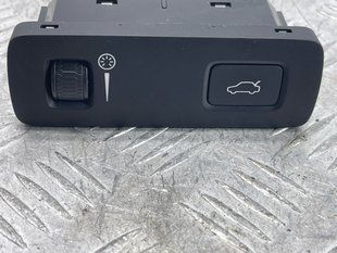 Кнопка открывания крышки багажника 31443873 Volvo XC60