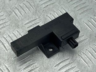 Антенна бесключевого доступа (KESSY) 8K0907247 Audi A8 Audi A4, Audi A4 Allroad, Audi A5, Audi A6, Audi A7, Audi A8, Audi Q5, Audi RS5, Audi RS7, Audi S4, Audi S5, Audi S6, Audi S7, Audi S8, Audi SQ5