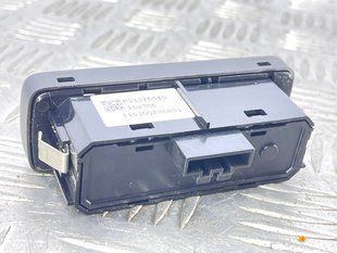 Кнопка закриття дверей багажника 31376510 Volvo XC90