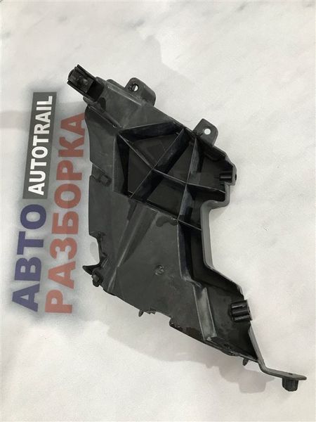 Направляюча переднього бампера 4G8807283C Audi A7