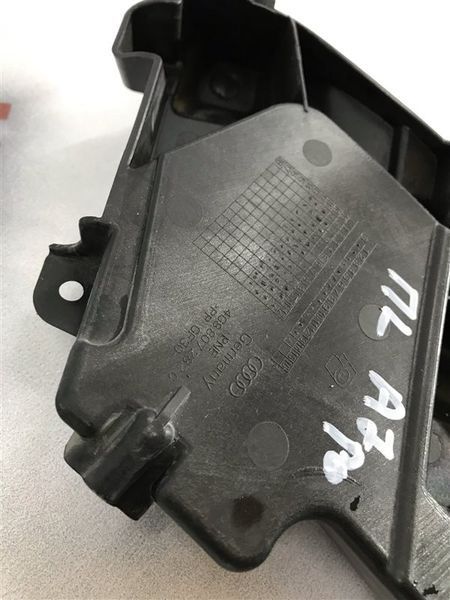 Направляюча переднього бампера 4G8807283C Audi A7