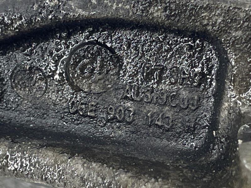 Кронштейн 06E903143 Audi Q7