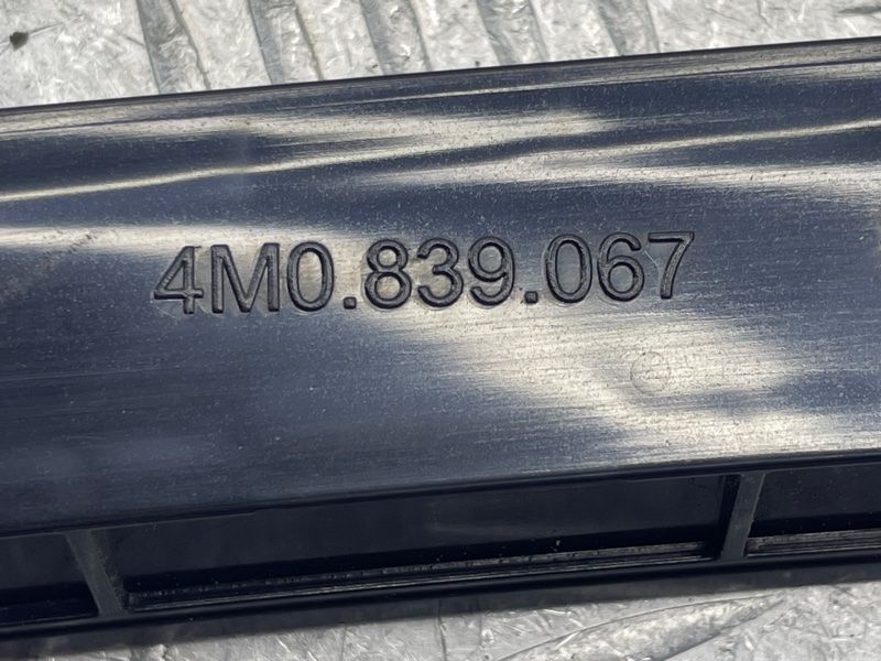Направляюча скла дверей 4M0839067 Audi Q7