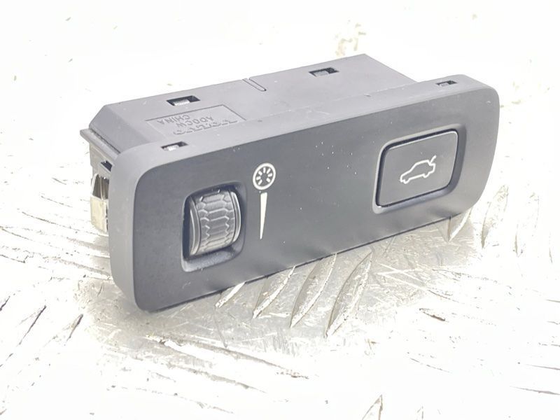 Кнопка закриття дверей багажника 31376510 Volvo XC90