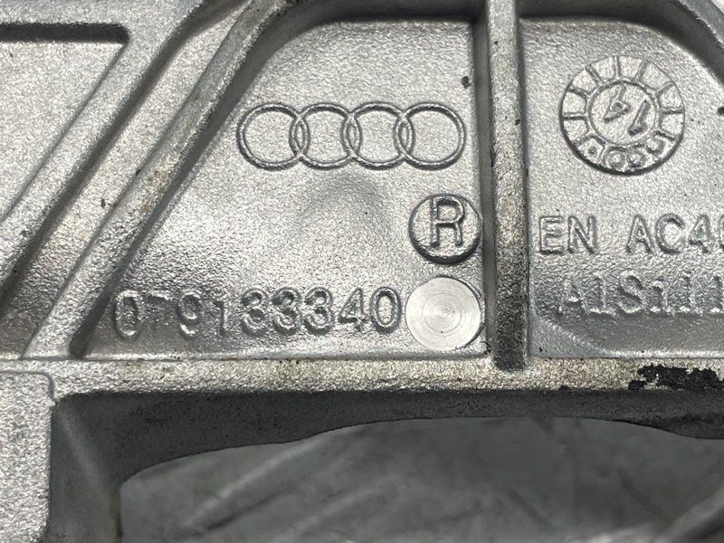 Кронштейн впускного колектора 079133340R Audi A8