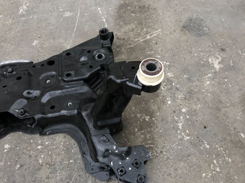 Підрамник передній Ford Escape