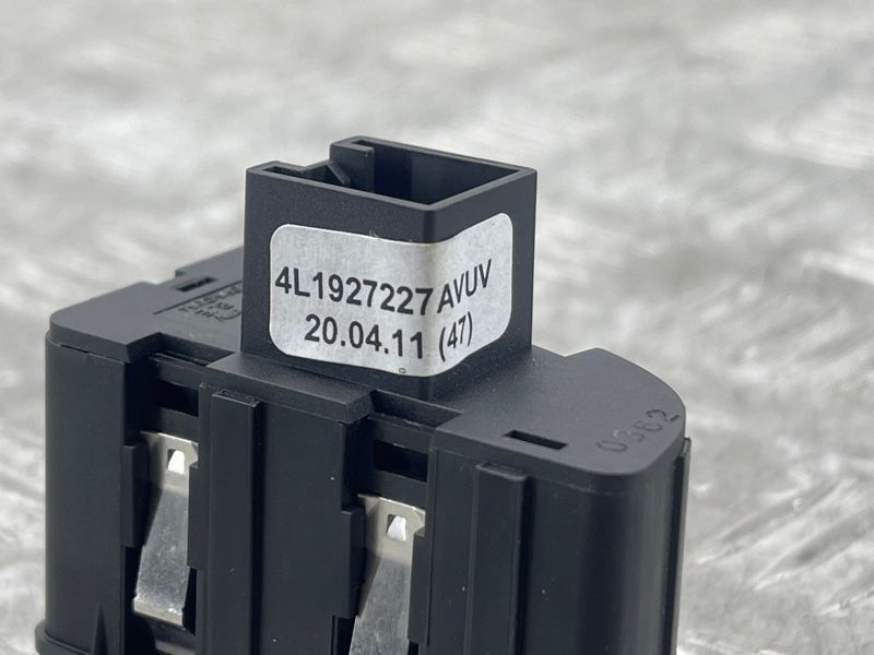 Кнопка открывания бардачка 4L1927227A Audi Q7