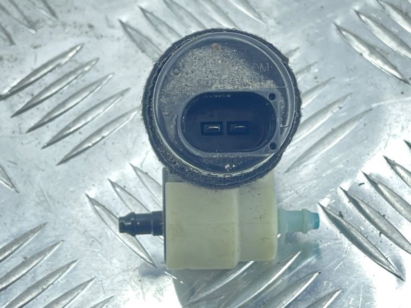 Насос омывателя стекла 1K6955651 Audi Q5 Audi A3, Audi A3 e-tron, Audi A4, Audi A4 Allroad, Audi A6, Audi A6 Allroad, Audi A7, Audi A8, Audi e-tron, Audi e-tron GT, Audi e-tron S, Audi Q3, Audi Q4 e-tron, Audi Q5, Audi Q7, Audi Q8, Audi Q8 e-tron, Audi RS3, Audi RS6 Avant, Audi RS7, Audi RS e-tron GT, Audi RS Q8, Audi S3, Audi S4, Audi S6, Audi S7, Audi S8, Audi SQ5, Audi SQ7, Audi SQ8, Audi SQ8 e-tron, Volkswagen Atlas, Volkswagen Atlas Cross Sport, Volkswagen e-Golf, Volkswagen Golf, Volkswagen Golf Alltrack, Volkswagen Golf R, Volkswagen Golf SportWagen, Volkswagen GTI, Volkswagen ID.4, Volkswagen Jetta, Volkswagen Passat, Volkswagen R32, Volkswagen Rabbit, Volkswagen Taos, Volkswagen Tiguan, Volkswagen Tiguan Limited, Volkswagen Touareg