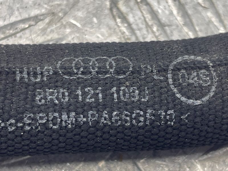 Патрубок 8R0121109J Audi Q5