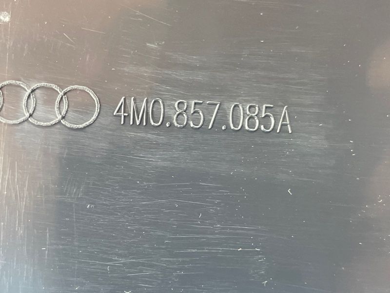 Заглушка торпедо 4M0857085A4PK Audi Q7