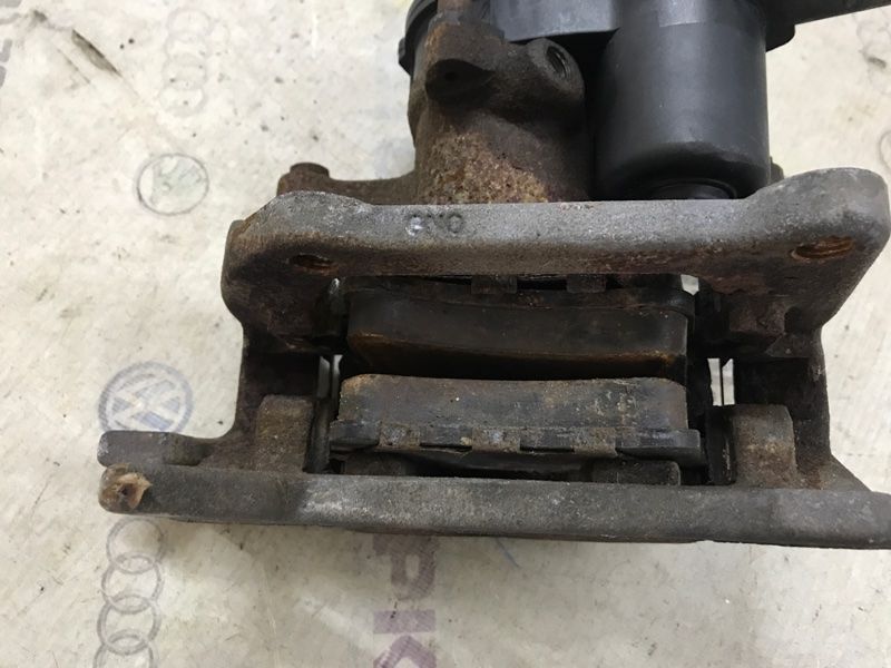Суппорт тормозной 8K0615404E Audi A4