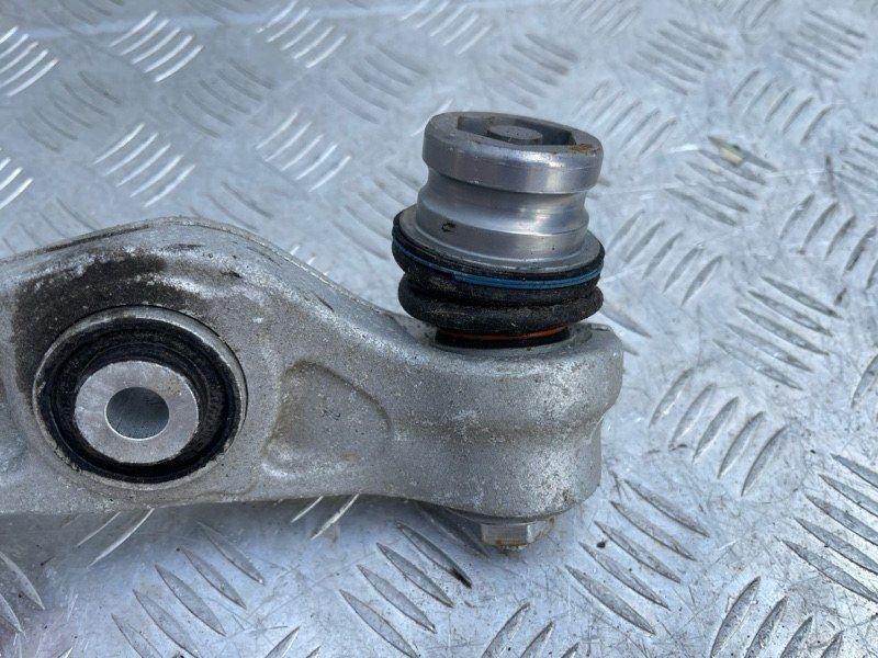Важіль передньої підвіски несучий нижній 8K0407156C Audi A6