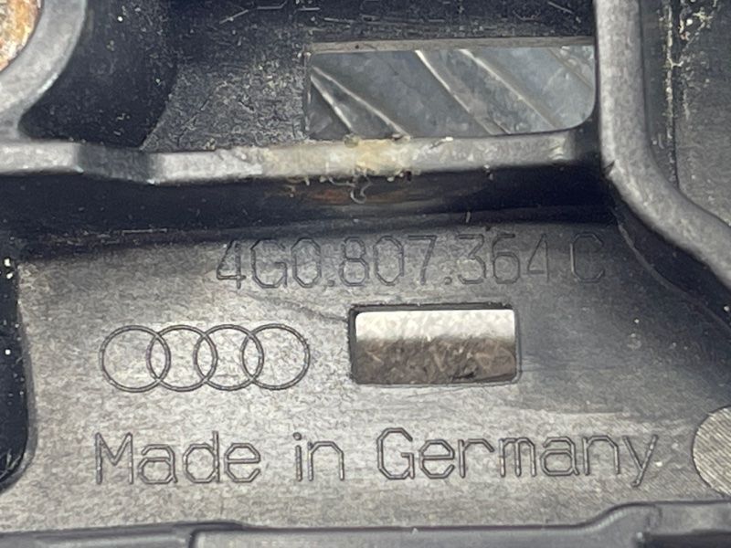 Направляюча / кріплення / кронштейн бампера Audi A6