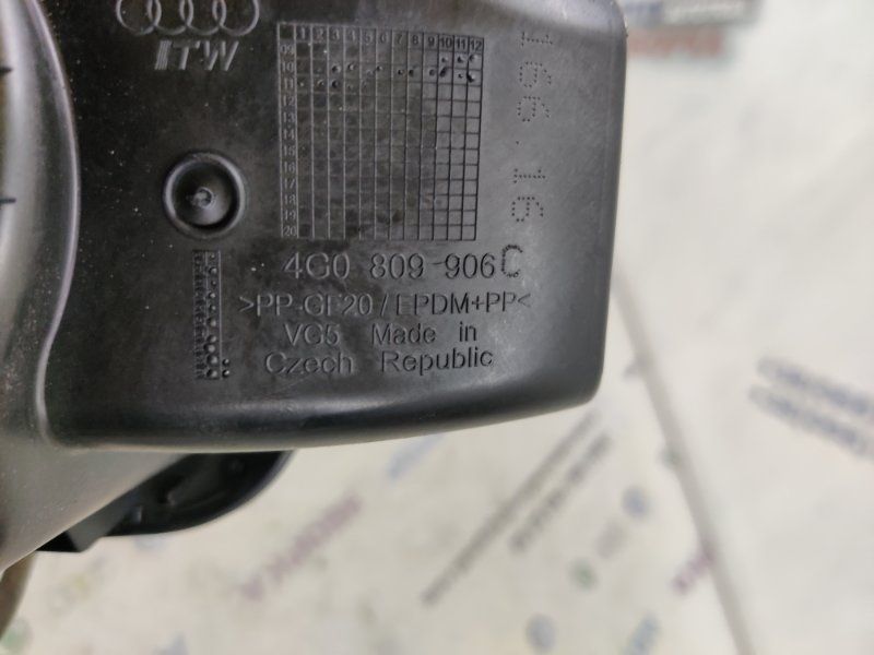 Корпус лючка кришки паливного бака в зборі 4G0809906C Audi A6