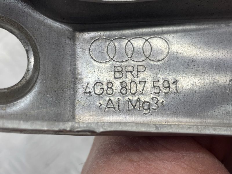 Розпірка крила ліва 4G8807591C Audi A6 Audi A7, Audi RS7, Audi S7