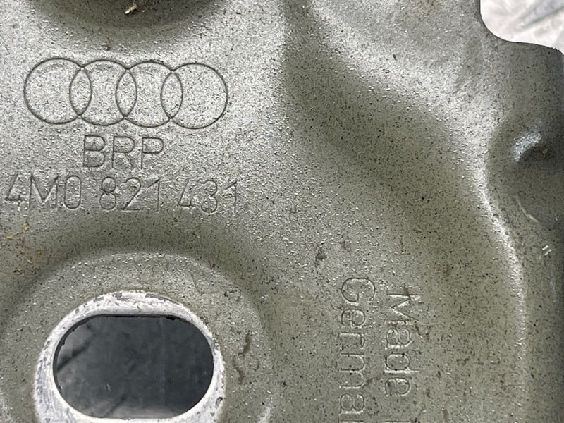 Кронштейн крила 4M0821431 Audi Q7