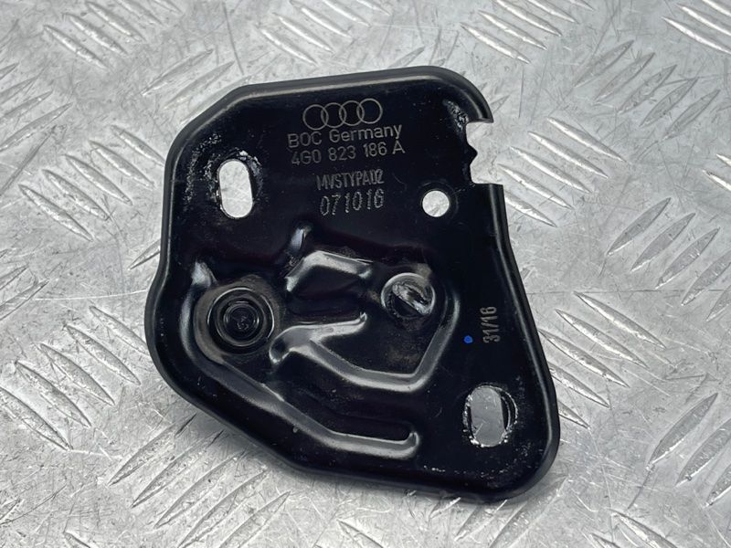 Скоба замка капоту 4G0823186A Audi A6