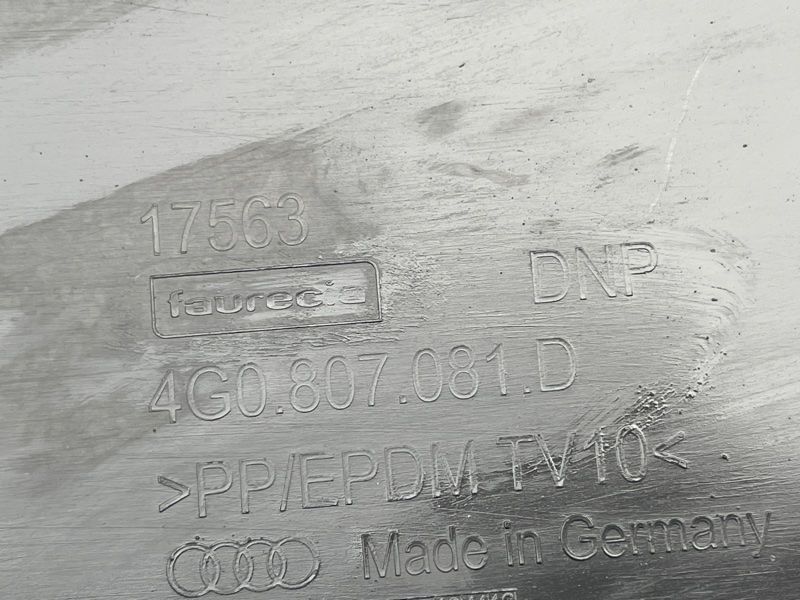Накладка радиатора 4G0807081D Audi A6