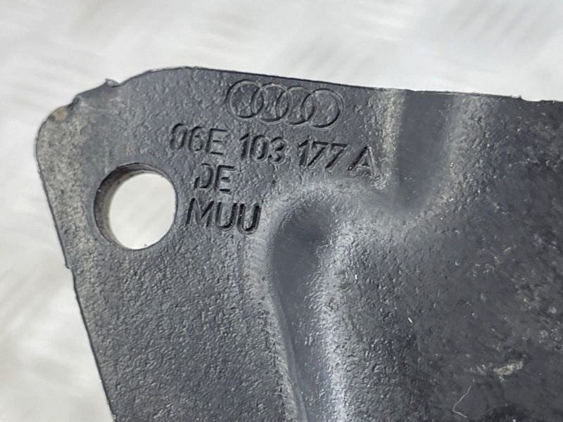 Кронштейн 06e103177a Audi Q7