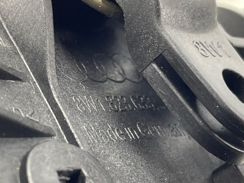 Кронштейн ручки відкривання капота 8W1823633C Audi A4