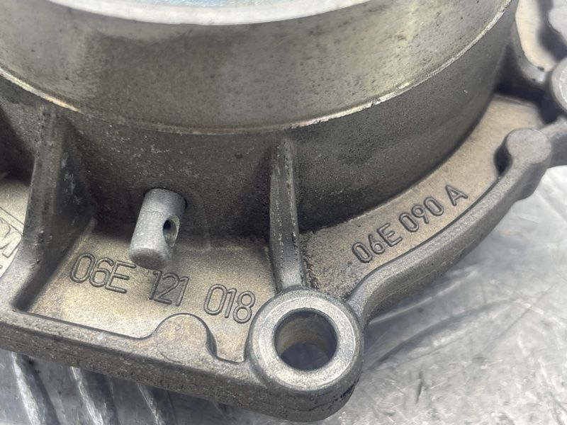 Помпа водяна 06E121018L Audi Q7