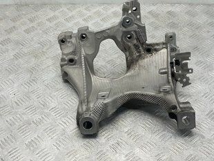 Кронштейн підрамника 8W0399296E Audi A4