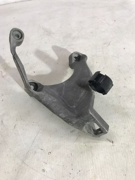 Кронштейн коробки АКПП / траверса / опора 4M0399404F Audi Q7