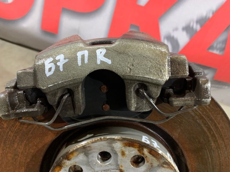 Суппорт тормозной 561615124 Volkswagen Passat
