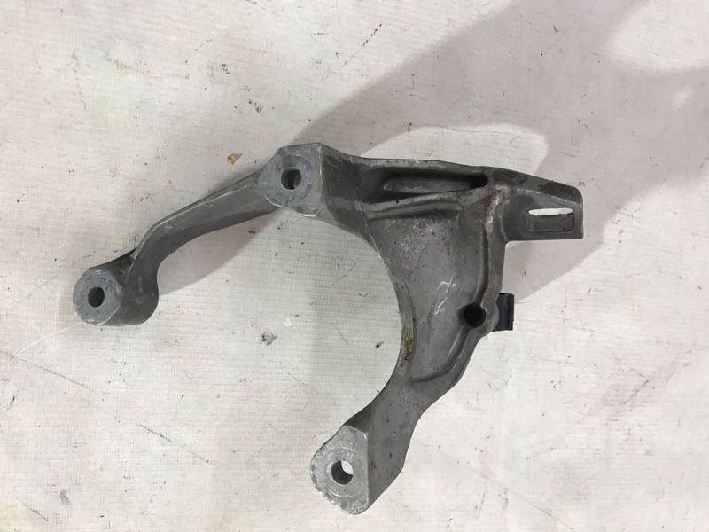 Кронштейн коробки АКПП / траверса / опора 4M0399404F Audi Q7