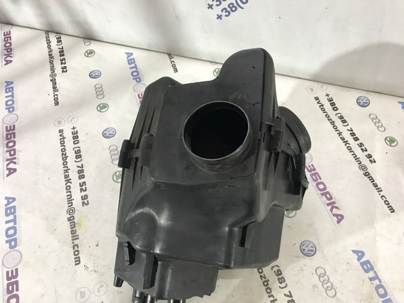 Корпус повітряного фільтра 4H0133824L Audi A8