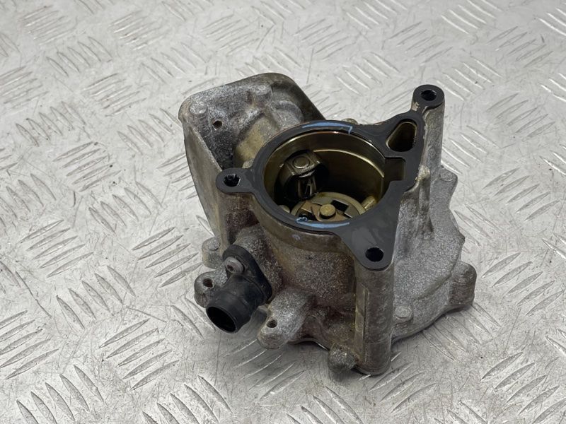 Вакуумний насос Volkswagen Passat