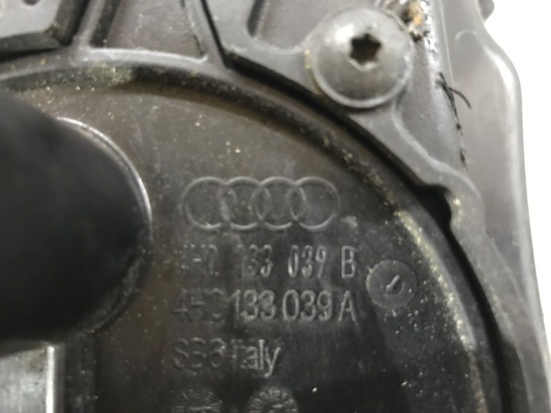 Корпус повітряного фільтра 4H0133824L Audi A8