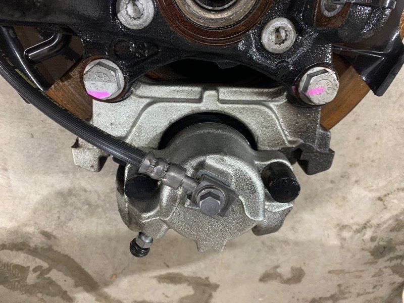 Суппорт тормозной 561615124 Volkswagen Passat